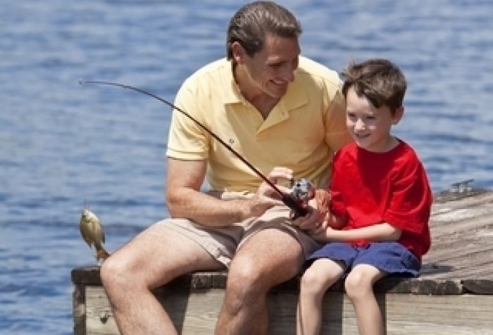 Папа и сын на рыбалке