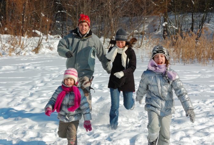 Семья с двумя детьми зимой на воздухе
