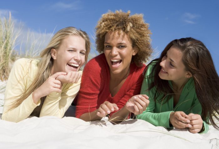 Три девушки на песке