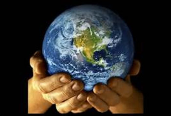 Руки человека бережно держат планету Земля