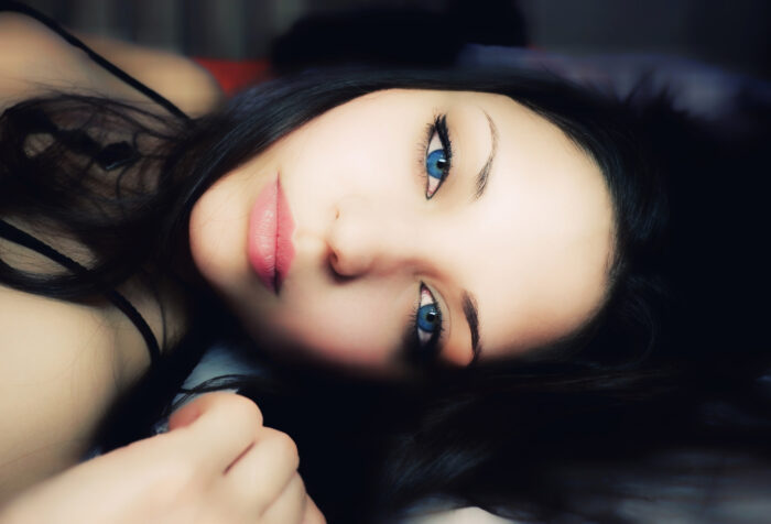 Красивая женщина с синими глазами